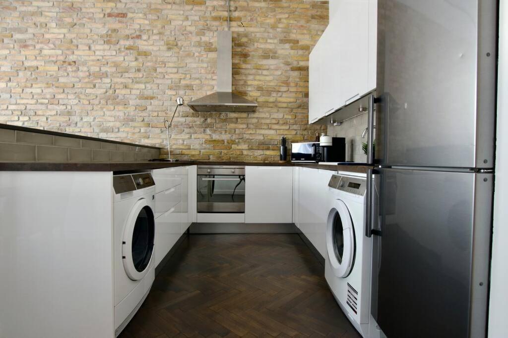 Premium By Hi5- Anker * Budapest